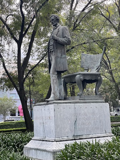 Monumento a Abraham Lincoln en el centro del Parque Lincoln.