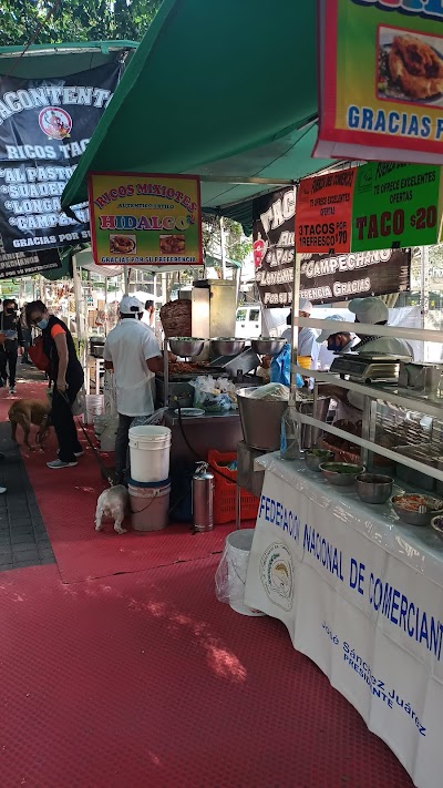 Tianguis sabatino en el Parque Lincoln, puestos con toldos blancos, plantas y comida.